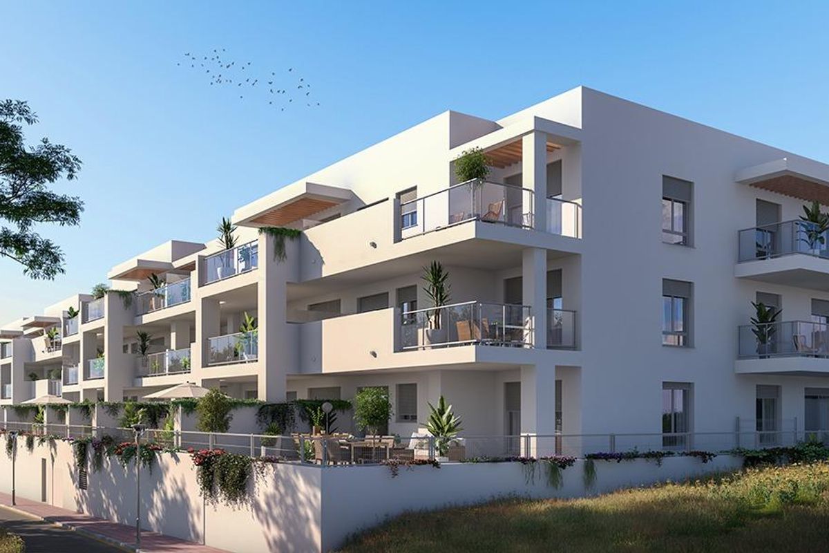 Modern appartementencomplex met witte architectuur en balkons in Benalmádena, Costa del Sol.