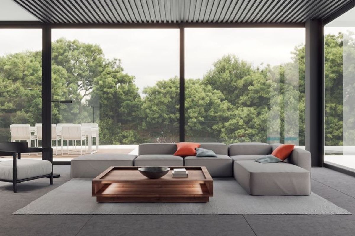 Gezellige woonkamer in de villa met grote ramen, een moderne sofa en een schilderachtig uitzicht op de natuur van Altea.