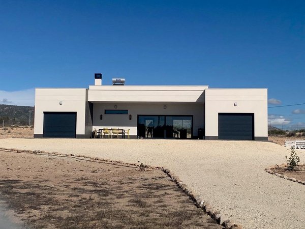 Moderne 4-slaapkamer villa buitenkant in Pinoso, Costa Blanca, met een strak ontwerp en ruime indeling.