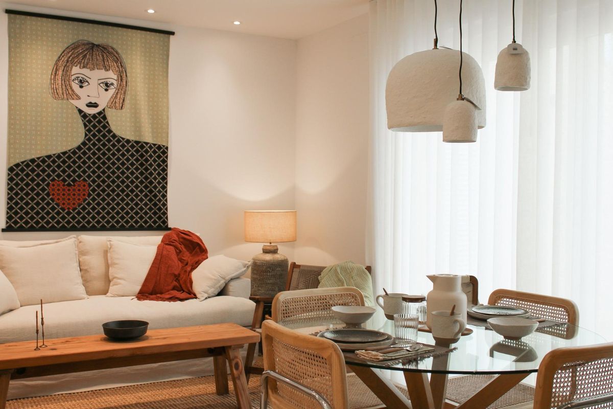 Gezellige woonkamer hoek met kunst en een eettafel in een 2-slaapkamer bungalow in Algorfa, Costa Blanca.