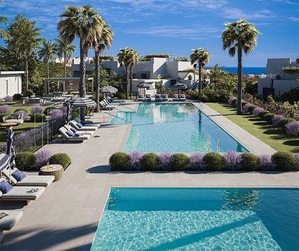 Prachtig zwembad omringd door palmbomen bij een luxe 2-slaapkamer appartement in Casares, Costa del Sol.