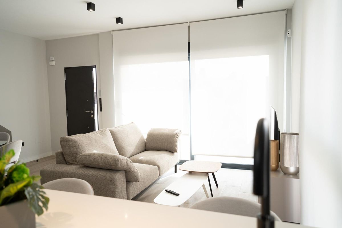 Gezellige woonkamer in een moderne 3-slaapkamer bungalow met natuurlijk licht in Pilar de La Horadada, Spanje.