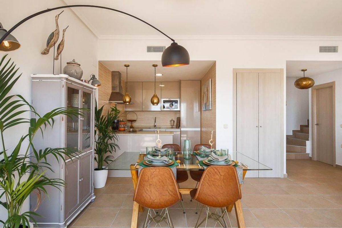 Moderne eetruimte naast de keuken, elegant gedekt voor een maaltijd in Xeresa, 1-slaapkamer appartement.