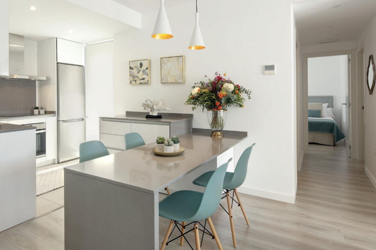 Moderne keuken en eetruimte met stijlvolle decoraties in een 2-slaapkamer appartement in Marbella.