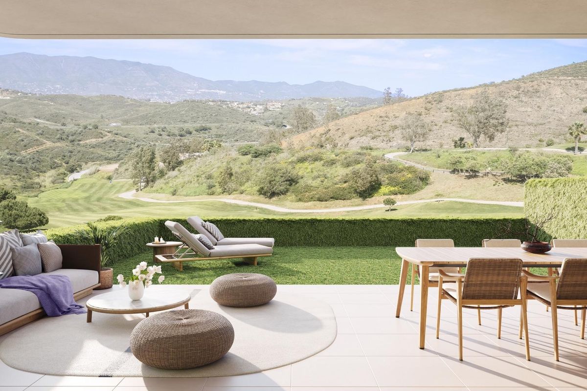 Ruime terras met groene uitzichten in Mijas, een gelijkvloers appartement met eetgedeelte buiten.
