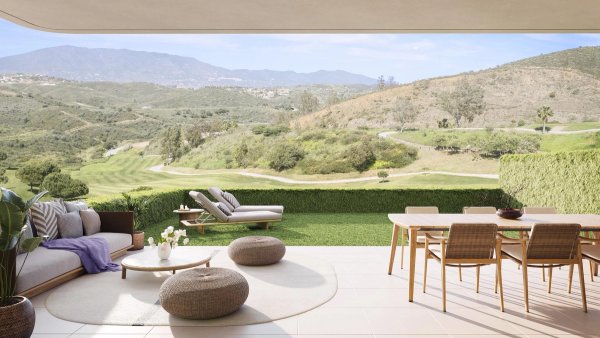 Ruime terras met zitplaatsen met uitzicht op groene heuvels in Mijas, Costa del Sol, ideaal om te ontspannen.