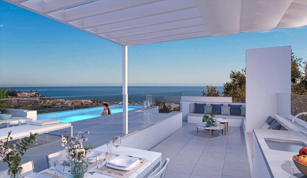 Prachtig terras met zwembad en zeezicht bij een 2-slaapkamer penthouse in Mijas, Costa del Sol, perfect om te ontspannen.