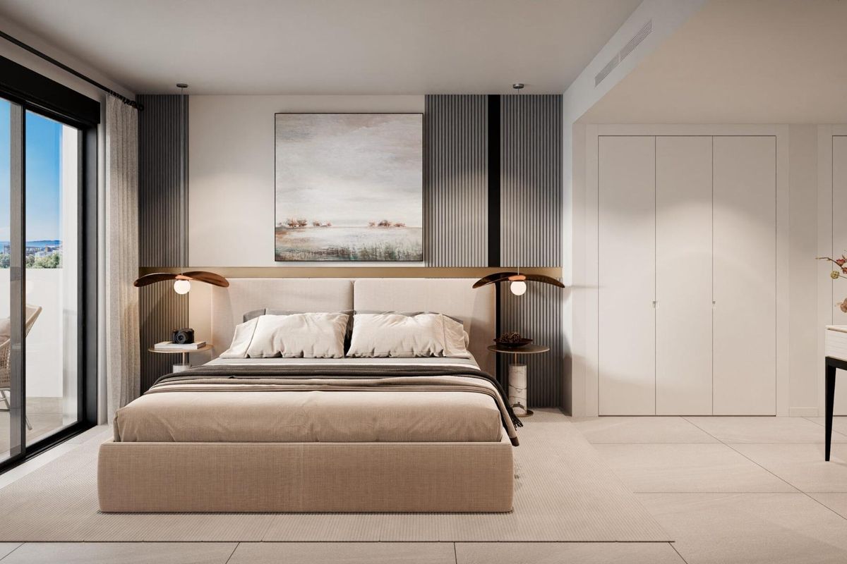 Helder master bedroom met moderne inrichting en toegang tot een privéterras in een penthouse in Marbella.