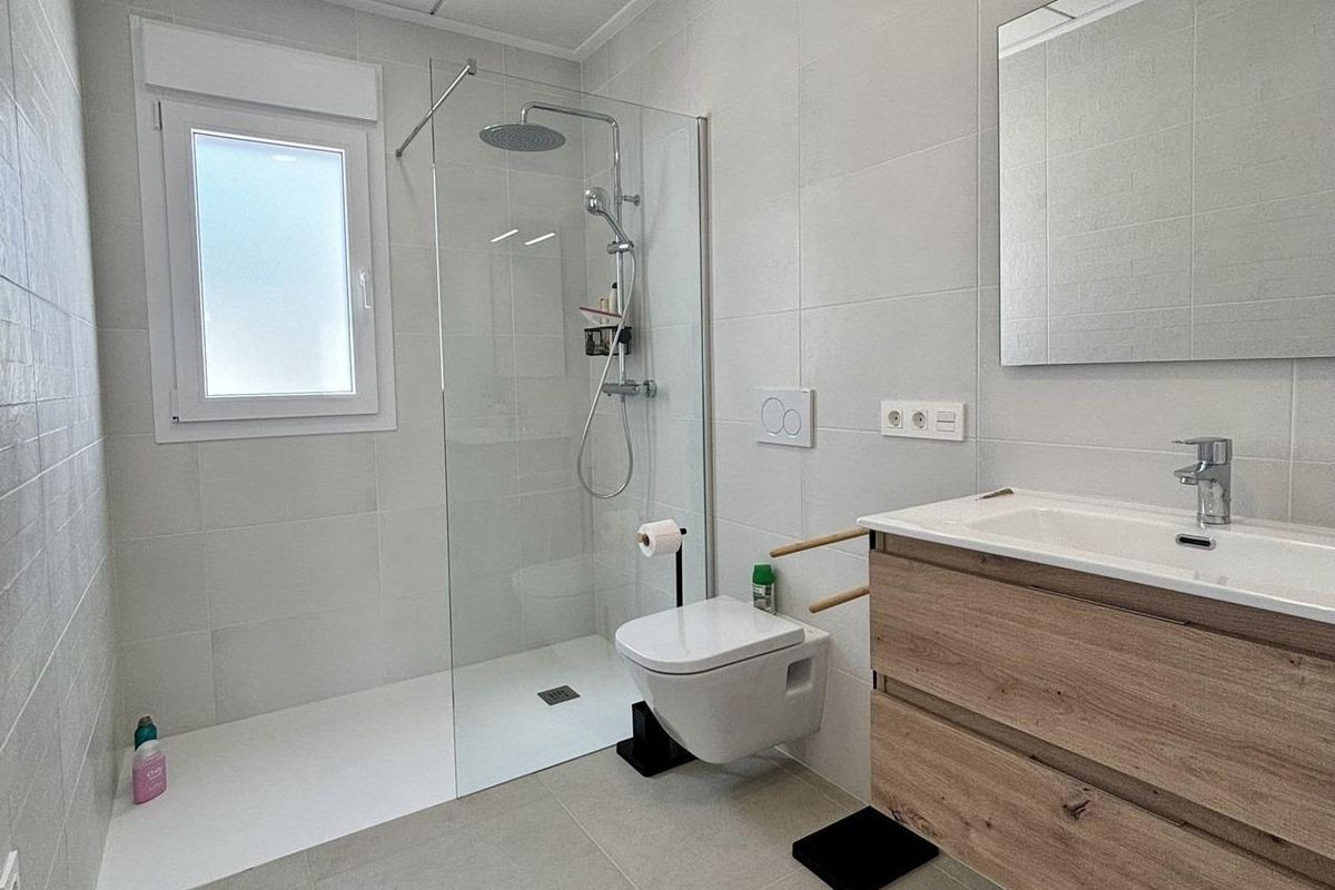 Stijlvolle badkamer met inloopdouche en moderne afwerking in de villa gelegen in Benijofar.