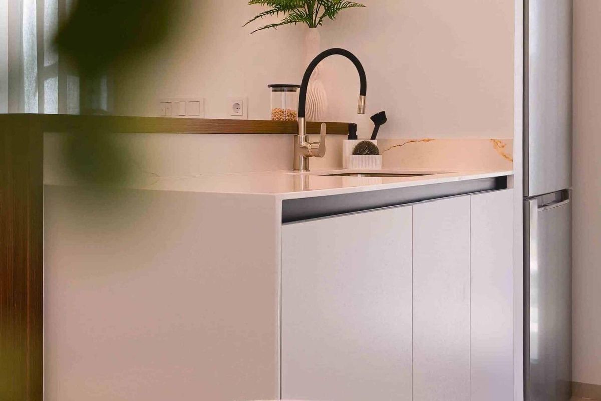 Close-up van een strakke keuken met een gootsteen en moderne apparaten in Rojales, Costa Blanca Zuid, Spanje.