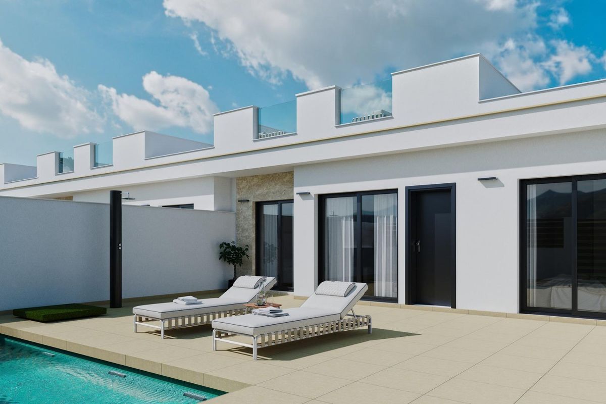 Privézwembad met ligbedden buiten een moderne townhouse in Torre Pacheco, Costa Calida.
