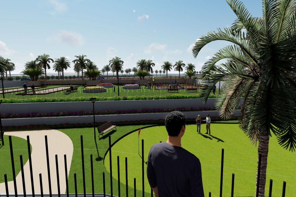 Uitzicht op een aangelegde tuin en speeltuin vanaf het terras van een penthouse in Guardamar del Segura.