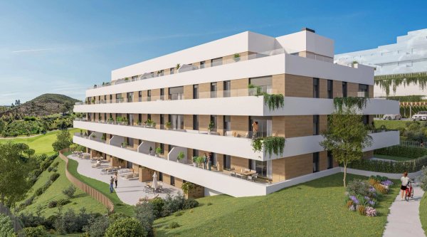 Moderne 3-slaapkamer appartement buitenkant in Mijas, Costa del Sol, met weelderig groen en balkons.