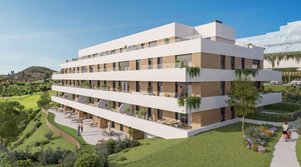 Moderne 3-slaapkamer appartement buitenkant in Mijas, Costa del Sol, met weelderig groen en balkons.