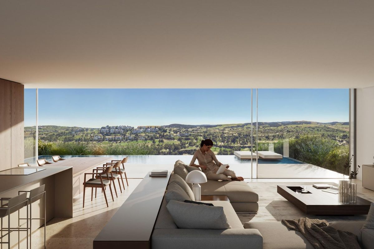 Open woonkamer en eetkamer in de villa, met adembenemend uitzicht op de vallei in Estepona, Costa del Sol.