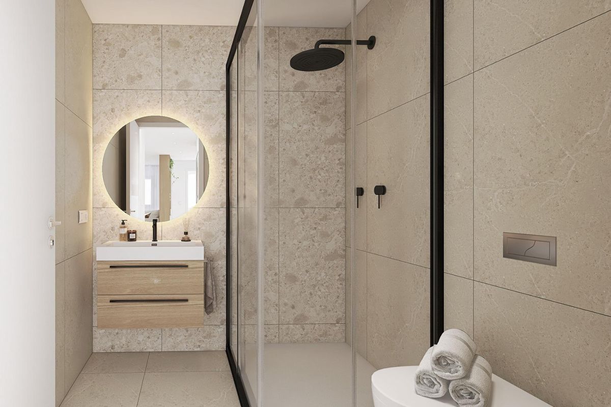 Strakke badkamer met moderne armaturen en betegelde muren in een bungalow in Bigastro, Costa Blanca Zuid.