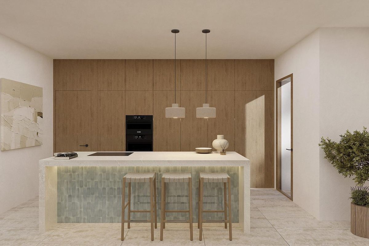 Moderne keuken met eiland en barstoelen in een 4-slaapkamer villa in Benissa, Costa Blanca Noord.