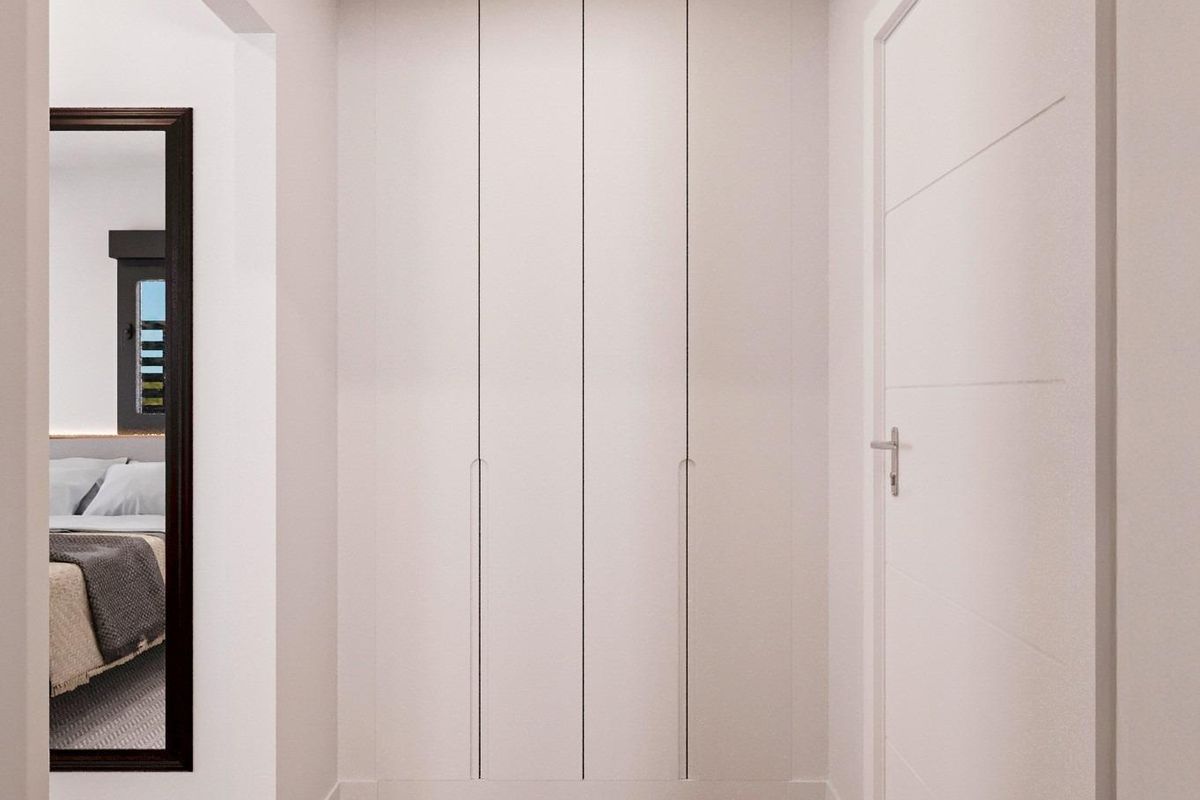 Gastvrije hal met opslagruimte in de 3-slaapkamer villa, die moderne ontwerpesthetiek in Fuente Álamo laat zien.