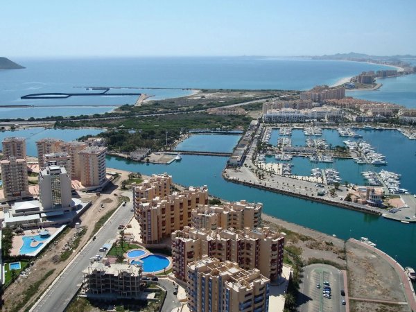 Panoramisch uitzicht op de jachthaven en de kust bij La Manga del Mar Menor met een levendige waterfront.