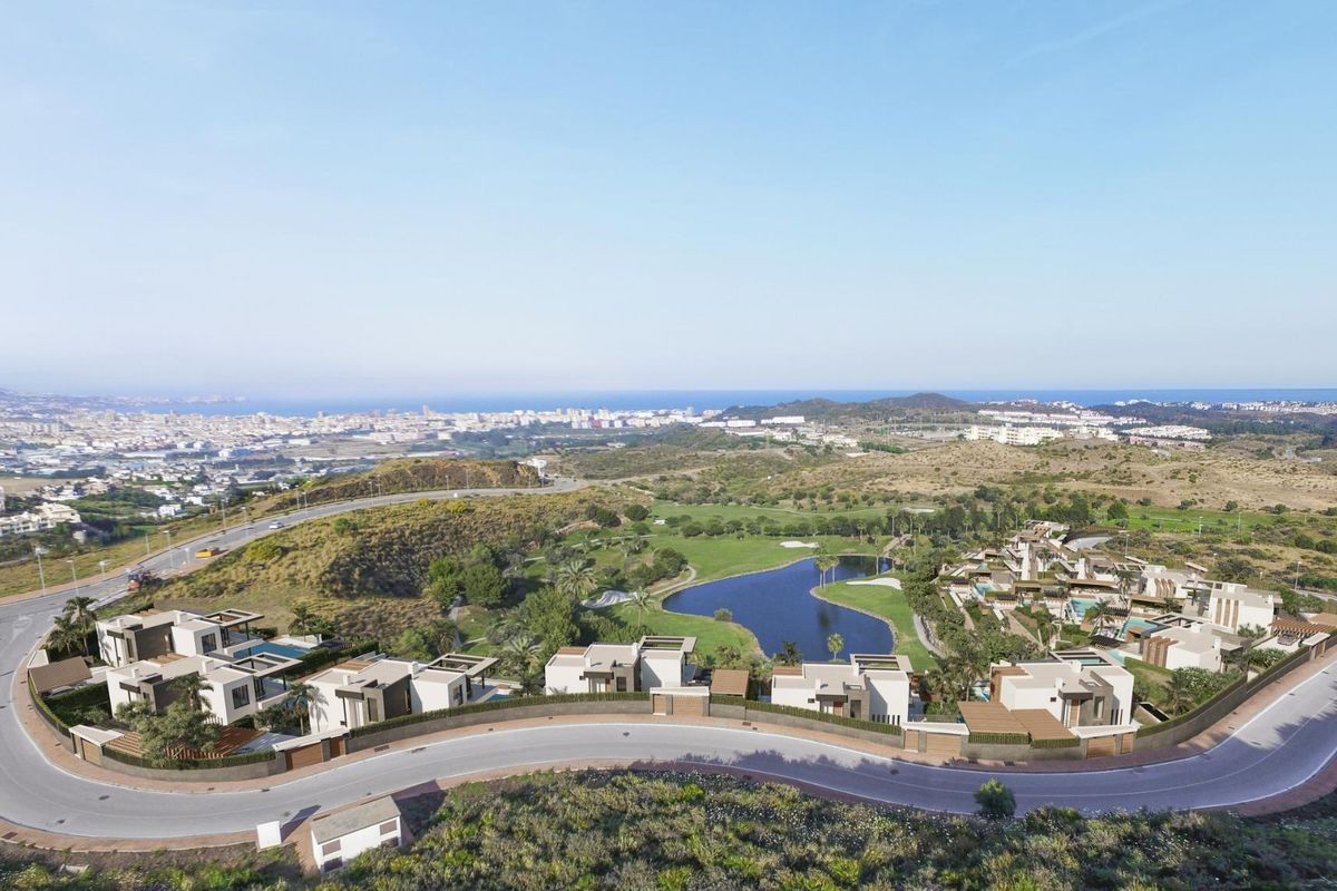 Luchtfoto van een luxe villacomplex in Mijas, Costa del Sol, omgeven door groen en waterpartijen.