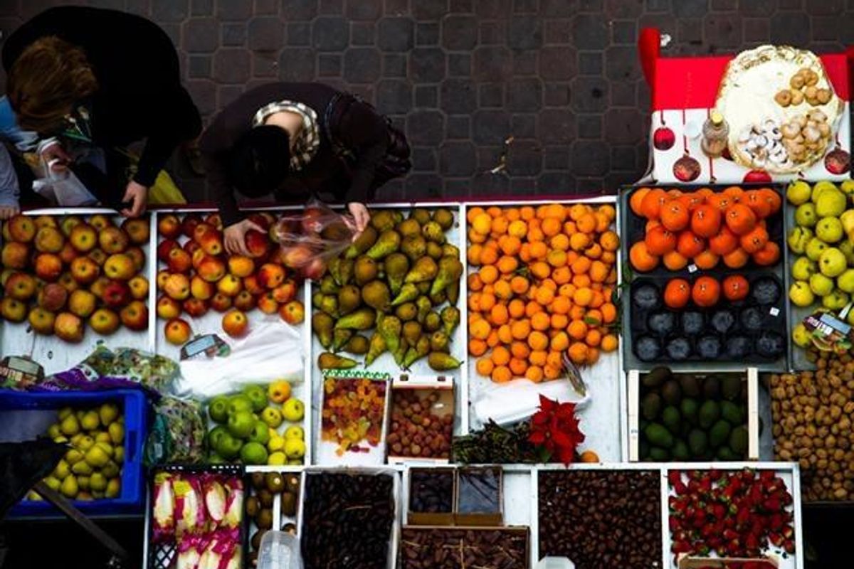 Kleurige marktscène in Dolores, Costa Blanca Zuid, met verse vruchten en lokale verkopers in een levendige setting.