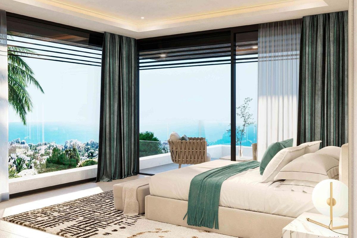 Stijlvol masterbedroom met uitzicht op de oceaan in een luxe villa gelegen in Benalmádena, Costa del Sol.