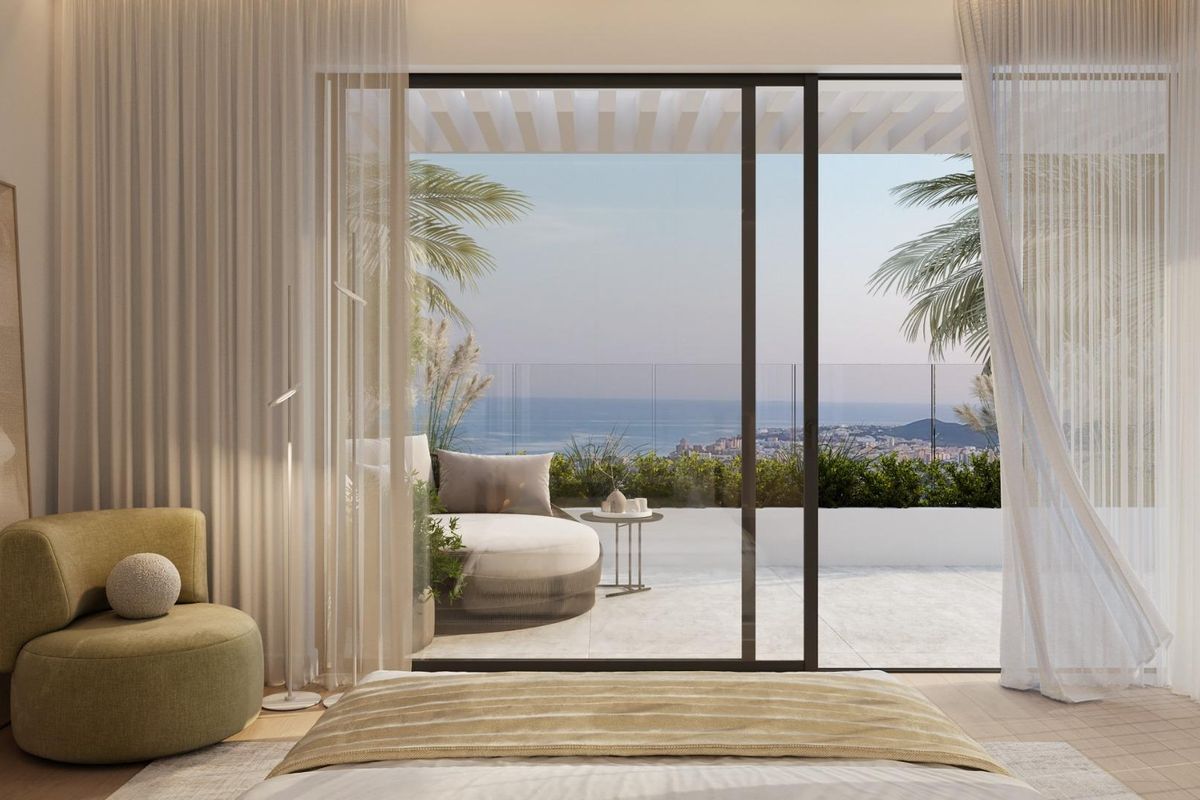Elegante slaapkamer in het penthouse met uitzicht op zee en toegang tot het terras, gelegen in het zonnige Mijas.
