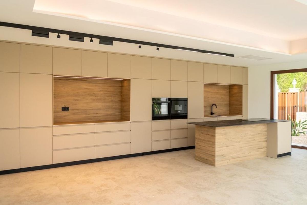 Functionele keukenindeling in de villa met moderne apparatuur en stijl.