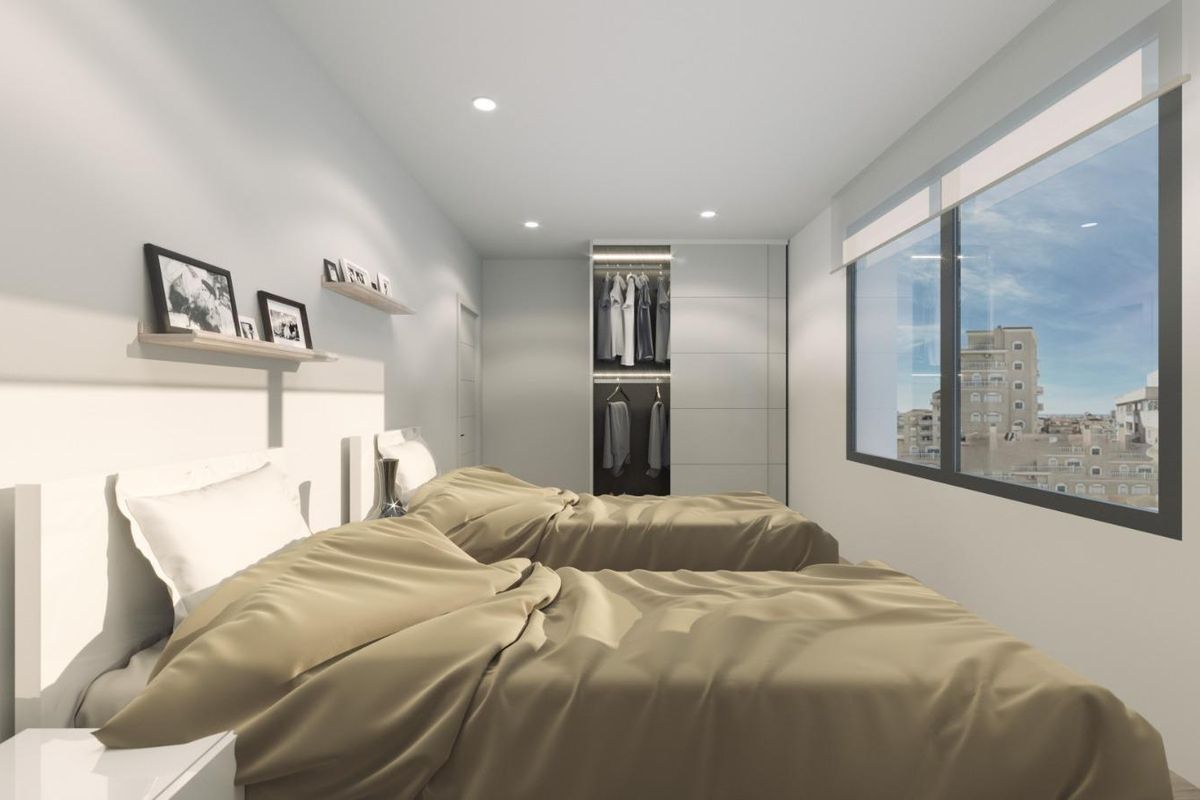 Stijlvolle twin slaapkamer met lichte kleuren en uitzicht op de stad, deel van een 3-slaapkamer penthouse in Torrevieja.