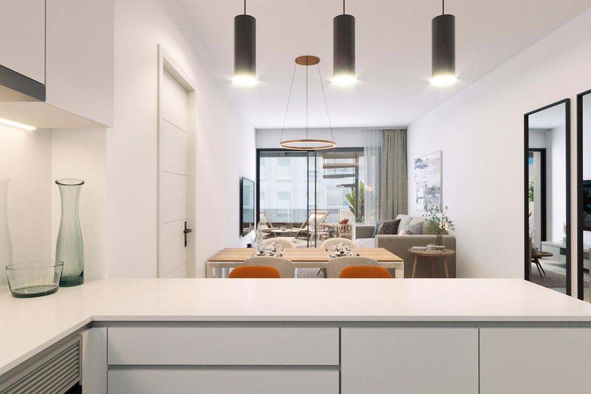 Open keukenaanzicht met apparaten en eetruimte in het 2-slaapkamer penthouse van Torrevieja.