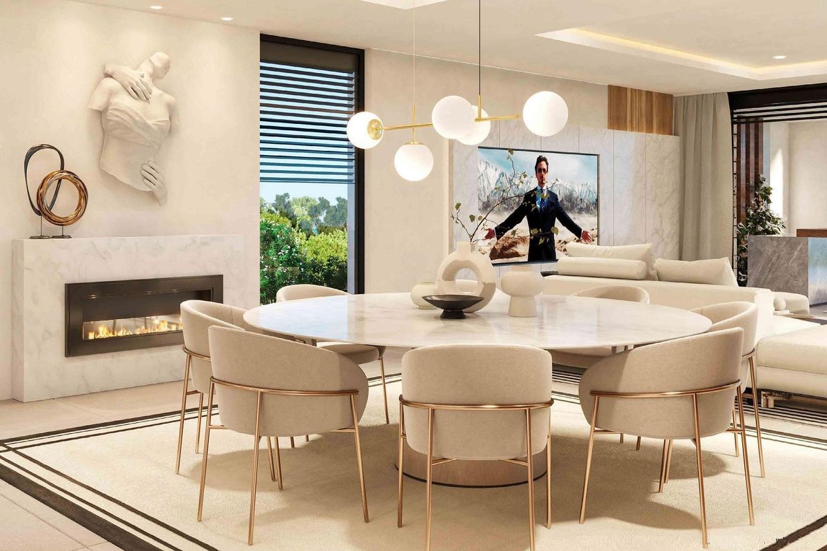 Verfijnde eetruimte binnen een moderne villa in Benalmádena, Costa del Sol, perfect voor het hosten van maaltijden.
