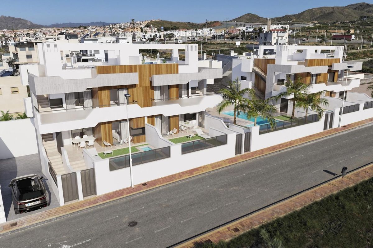 Buitenzicht op een modern appartementengebouw met 3 slaapkamers in Puerto de Mazarron, met een eigentijds ontwerp.