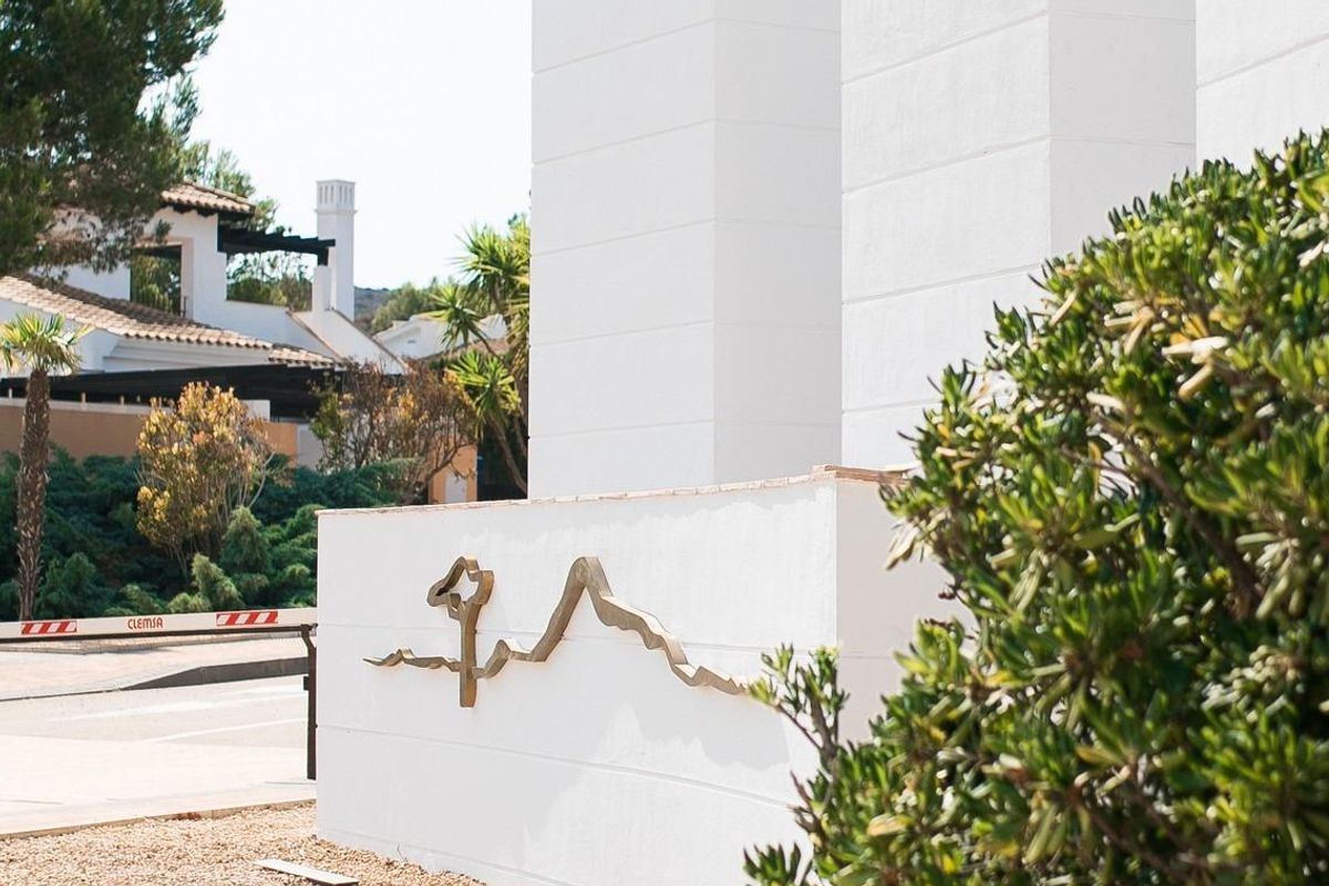Buitendetaillering van de townhouse in Fuente Álamo, met moderne ontwerpelementen en landschapsbeplanting.