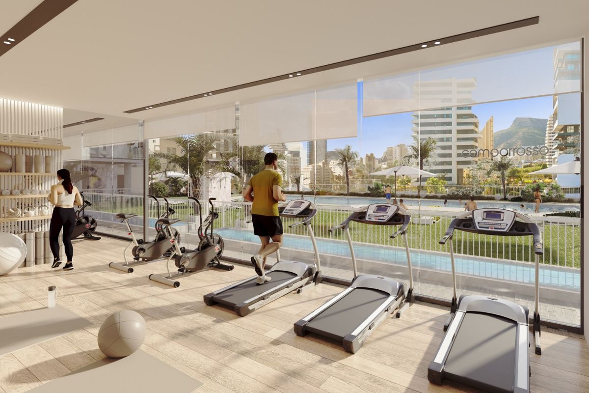 Goed uitgeruste gym met natuurlijk licht en uitzicht op het groen in Calpe, Costa Blanca.