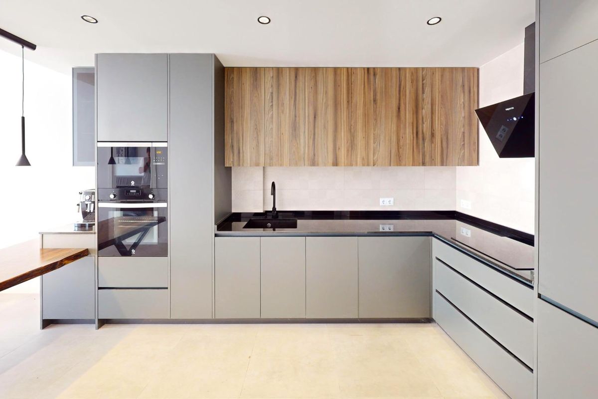 Moderne keuken in een 3-slaapkamer appartement op de begane grond in Pilar de La Horadada met strakke kasten.