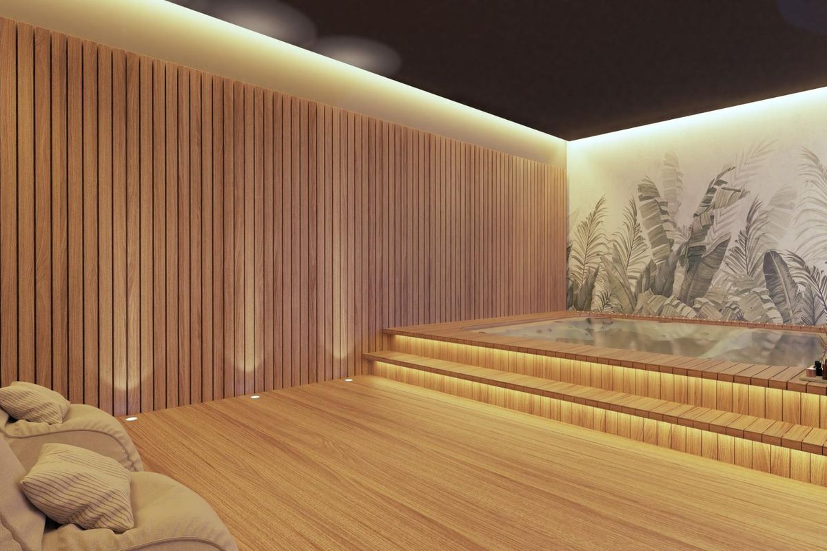 Moderne spa ruimte met jacuzzi en houten accenten in herenhuis in Mijas, Costa del Sol.