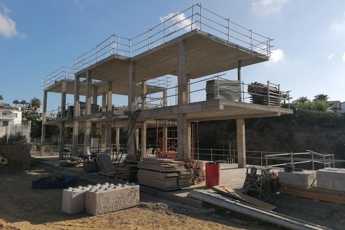 Bouwvoortgang van een villa in Mijas, Costa del Sol, die de stevige betonstructuur toont.