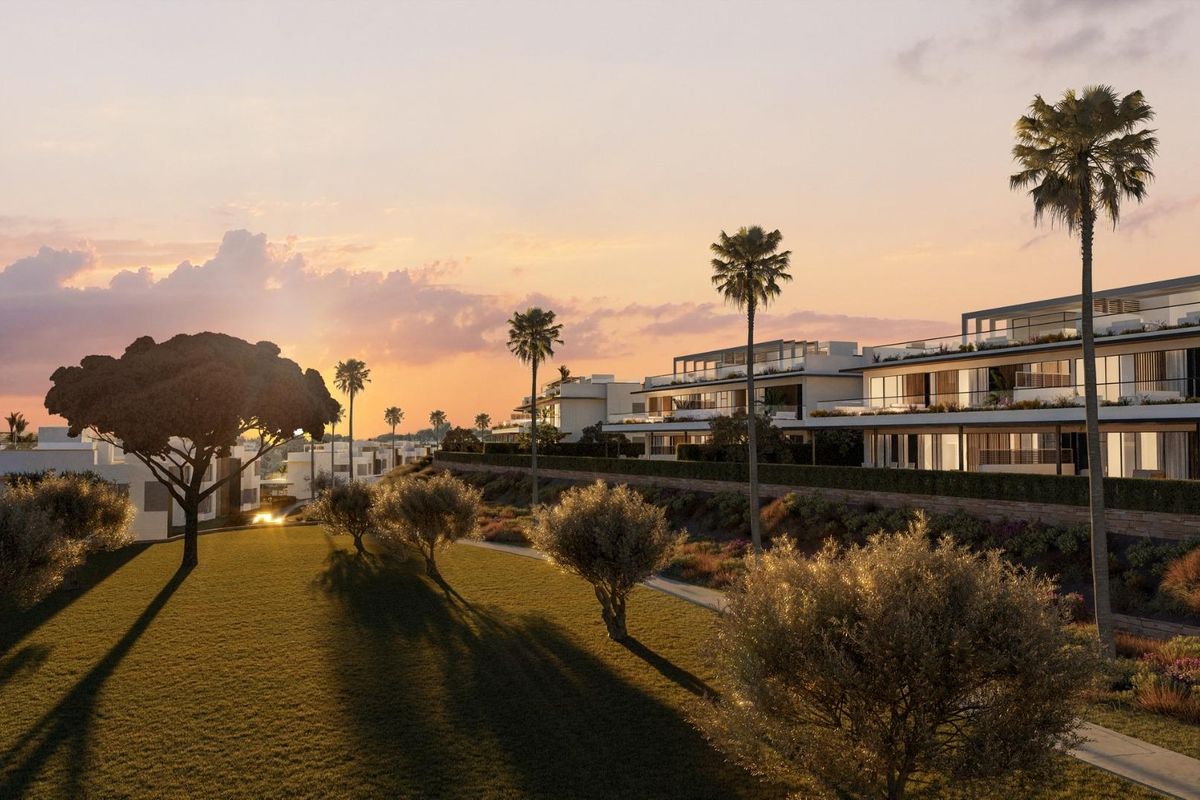 Schilderachtige omgeving rond de bungalow in Marbella tijdens zonsondergang, met nadruk op het weelderige landschap.