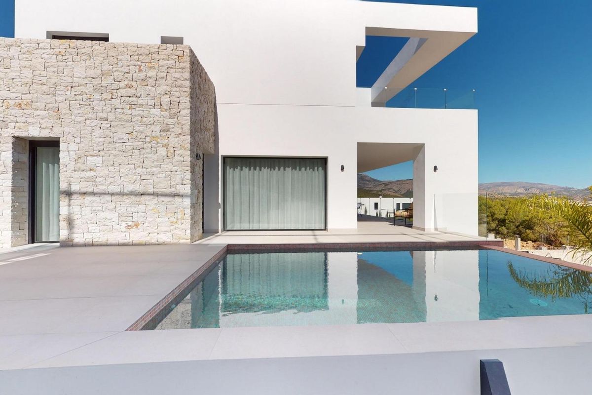 Villa zwembadgebied in Polop, Costa Blanca, met helder water en moderne architectuur.