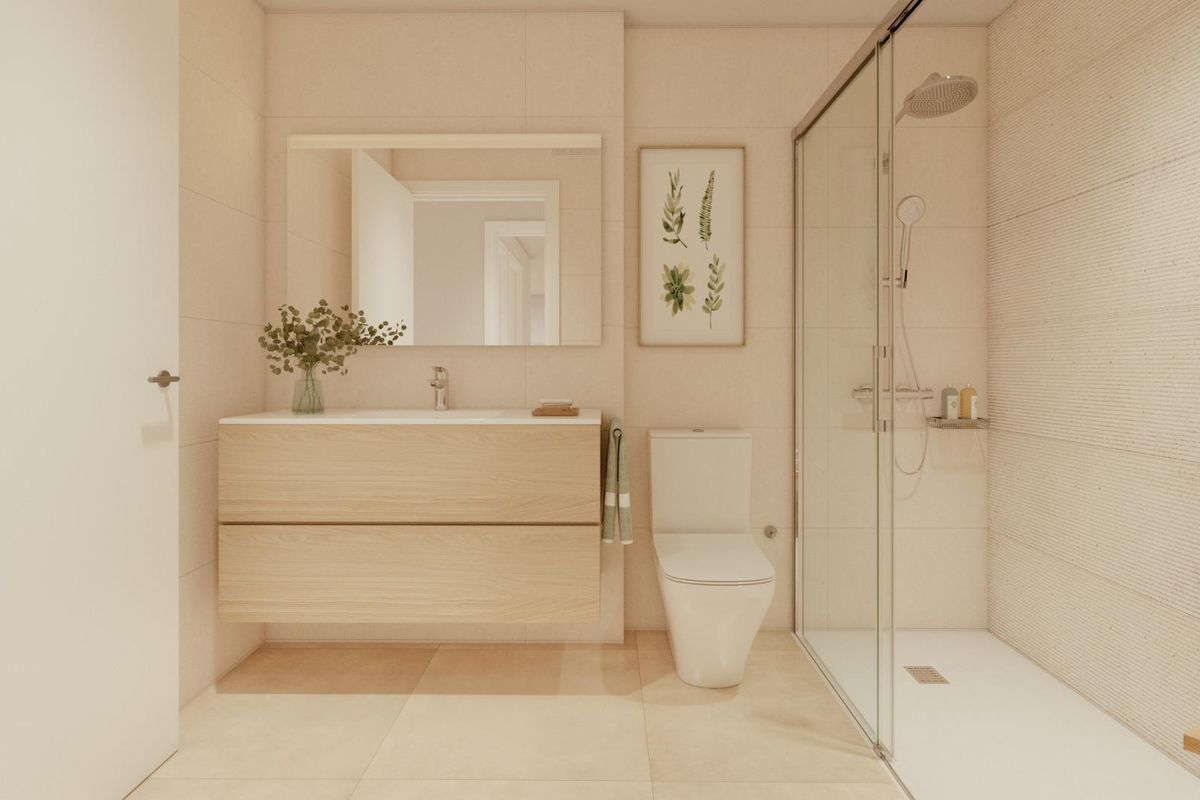 Stijlvol badkamerontwerp met moderne armaturen in het appartement op de begane grond van Estepona, biedt een serene omgeving.