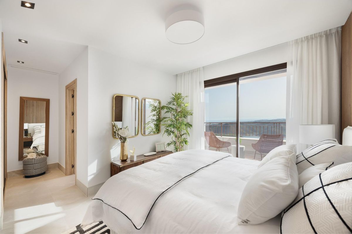 Heldere slaapkamer met uitzicht op zee en chique inrichting in een 3-slaapkamer herenhuis in Istán, Costa del Sol.