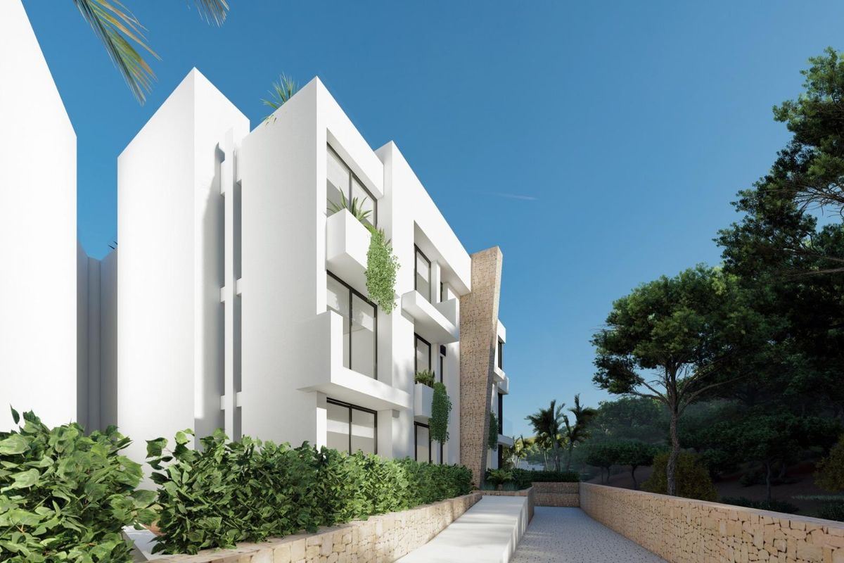 Buitenzicht op het moderne appartementencomplex met omringend groen, gelegen in La Manga Club.