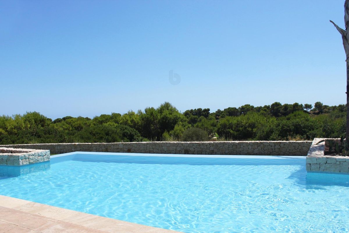 Close-up van het sprankelende zwembad in een complex in Pilar de La Horadada onder een heldere blauwe lucht.