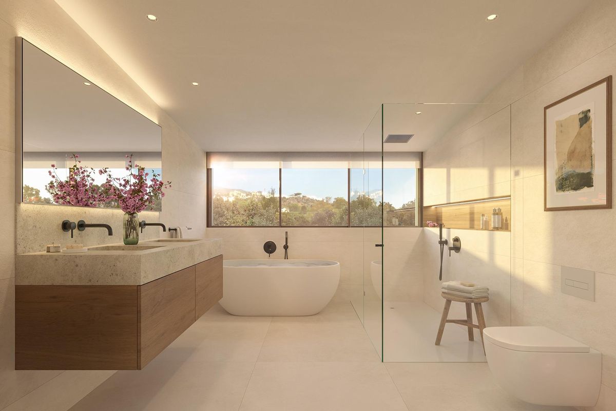 Ruime, moderne badkamer met een ligbad en douche, gelegen in een 3-slaapkamer bungalow in Benalmádena.