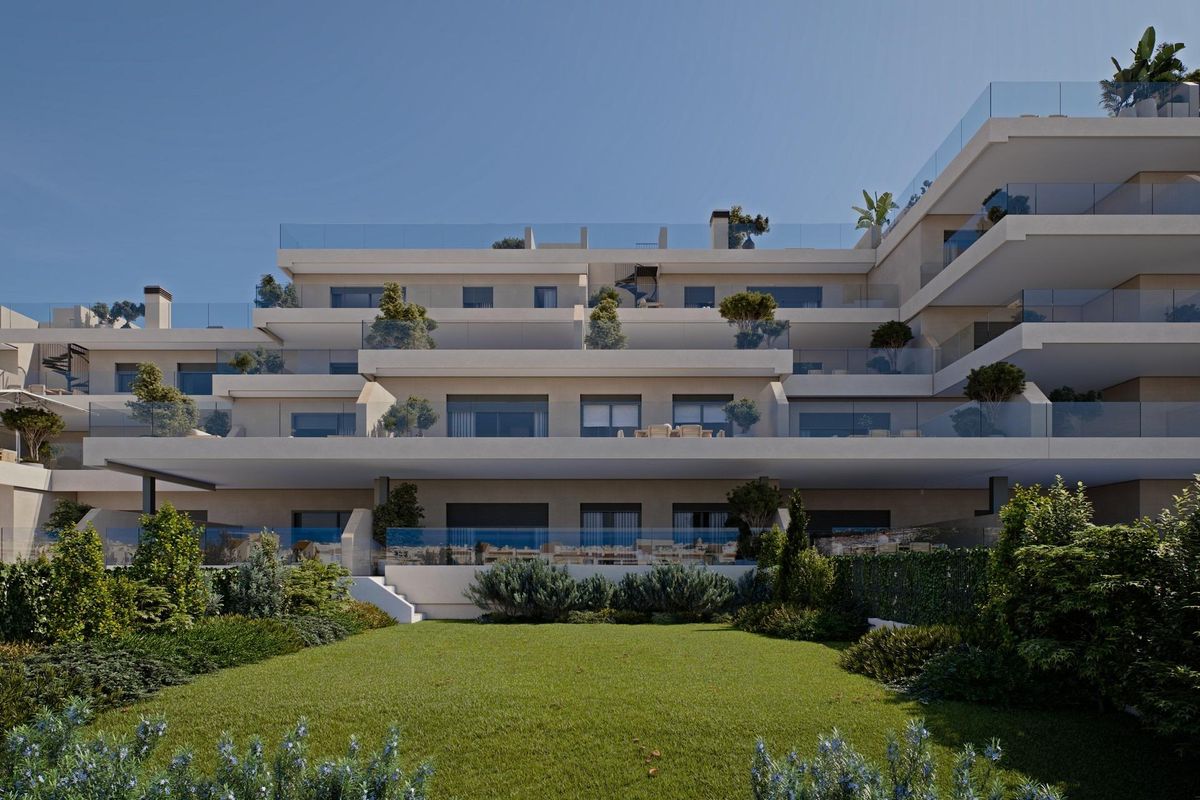Modern penthouse gebouw met aangelegde tuinen en balkons, gelegen in de schilderachtige omgeving van Estepona.