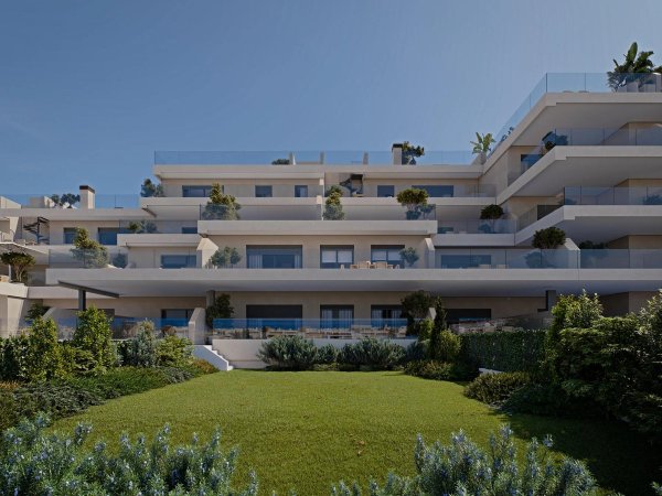 Buitenaanzicht van een modern drie-slaapkamer appartement in Estepona, Costa del Sol, met aangelegde tuinen.
