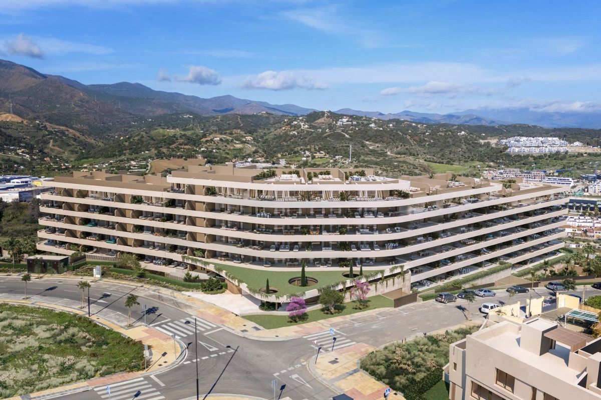 Overzicht van het moderne appartementencomplex met aangelegde tuinen in Estepona, Costa del Sol.