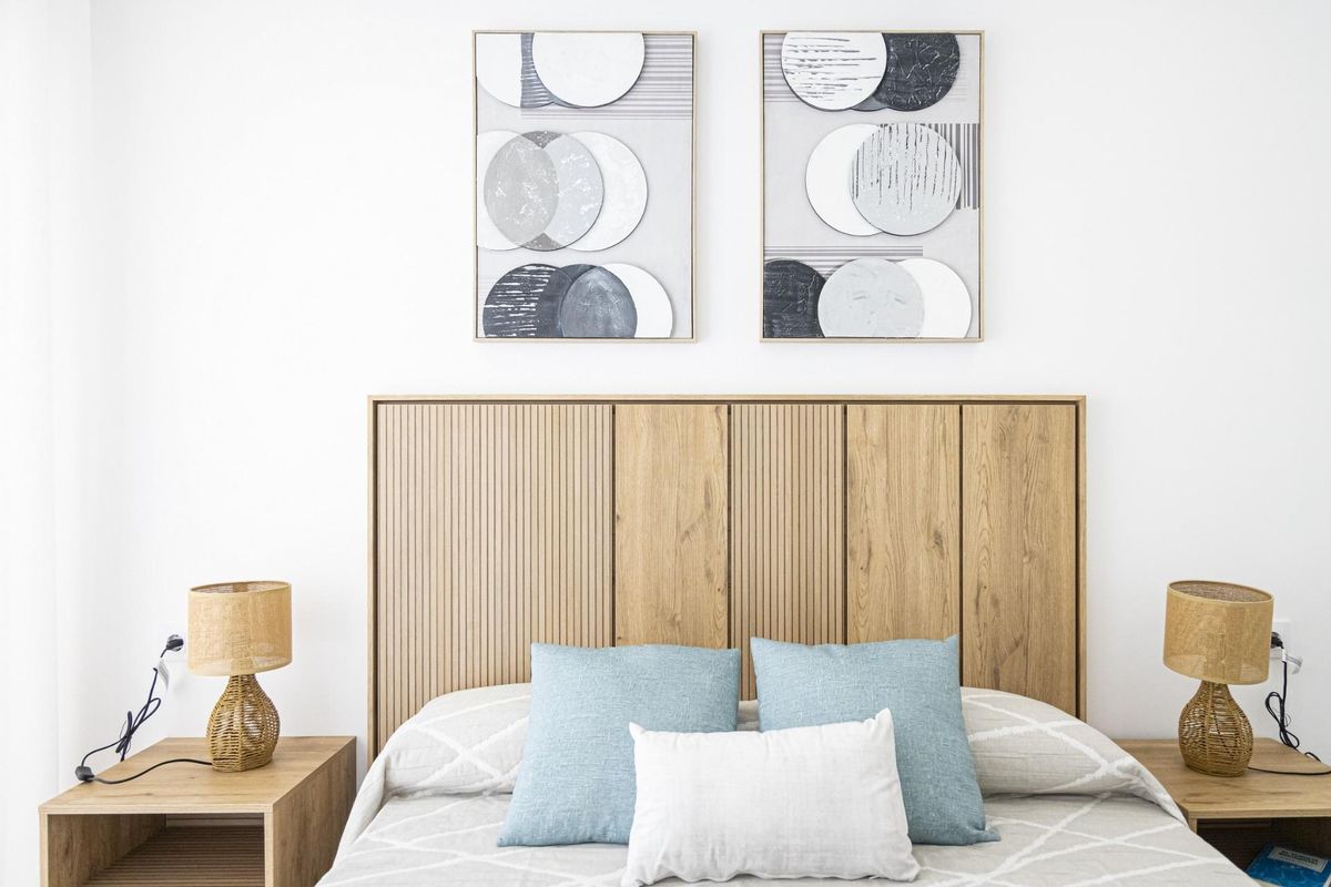 Close-up van de decoratieve elementen in de moderne slaapkamer van een appartement in La Manga del Mar Menor.