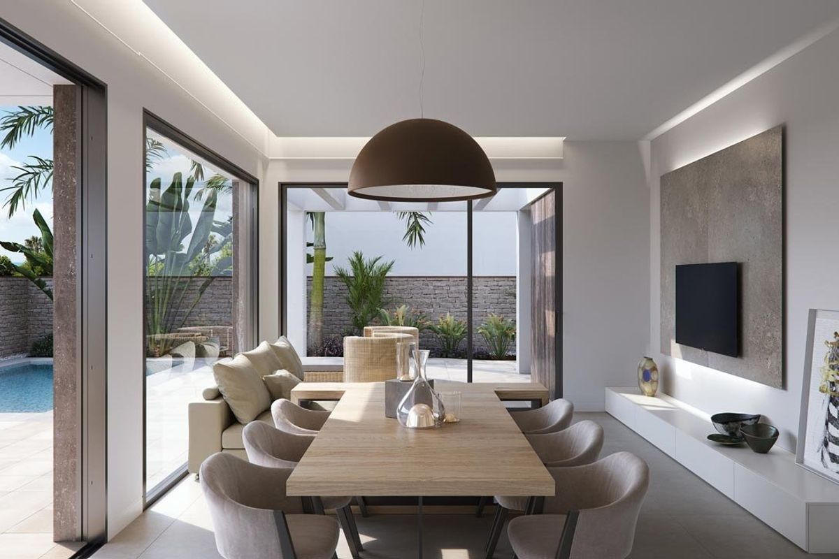 Heldere eetruimte met uitzicht en toegang tot het zwembad in een 3-slaapkamer villa in Pilar de La Horadada.