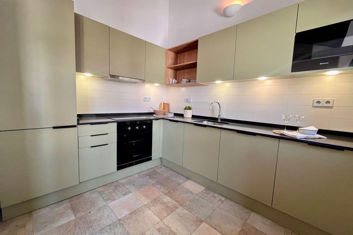 Moderne keuken met strakke kasten en apparatuur in een huis in Sucina, Costa Calida, Spanje.